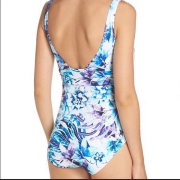 Tommy Bahama Island Sculpt V-neck is pc - Picture 5 of 6